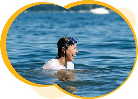 Une personne heureuse nageant dans un lac